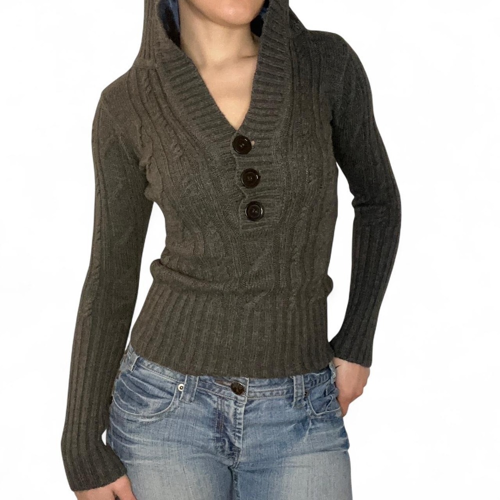 Sirio Y2K-style brown cable-knit hooded pullover sweater with accent buttons